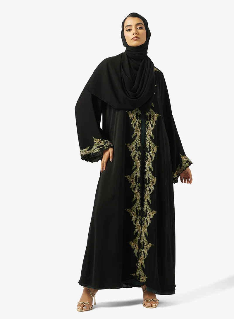 هيا كلوزيت عباية مفتوحة بياقة على شكل حرف  مزينة بالدانتيل